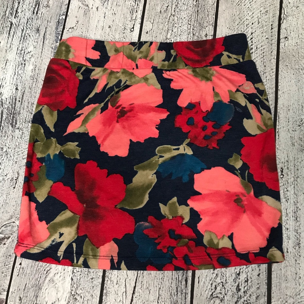 Forever 21 floral mini skirt size medium